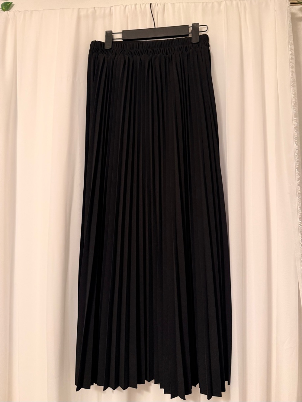 SHEIN Black Pleated Maxi Skirt with Gold Buckle - Picture 3 of 3